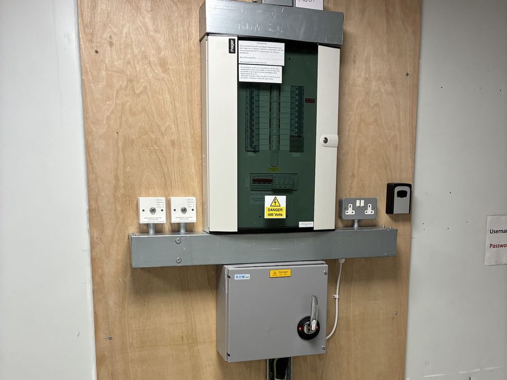 Distribution board and containment installation